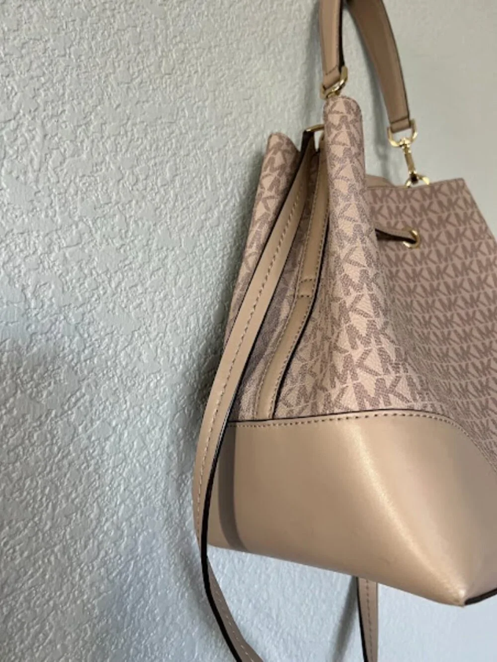 Michael Kors Tan Beige Mercer MK Monogram Logo Bucket Bag Crossbody Purse